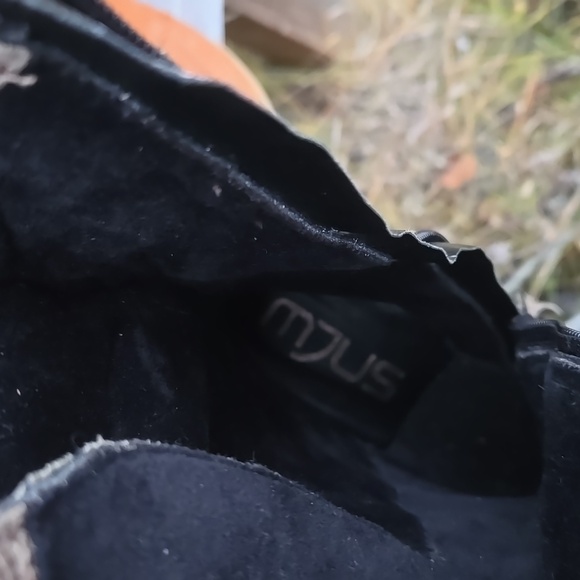 Stylish Tan Mjus Boots with Black Accents - Picture 9 of 9